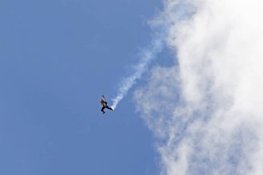 Los Angeles hava Fuarı'nda Sky diver Red Bull gösteri ekibinden gerçekleştirir. Los Angeles, Kaliforniya, ABD - Mart 24,2018. 2 gündür gerçekleştirme 2018 Los Angeles Air Show özellikleri askeri ve sivil hava davranır.