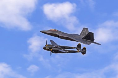 Miras uçuş Los Angeles Air Show'da uçan uçaklar. Los Angeles, Kaliforniya, ABD - Mart 24,2018. 2 gündür gerçekleştirme 2018 Los Angeles Air Show özellikleri askeri ve sivil hava davranır.
