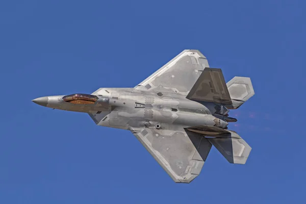 2018 Los Angeles Havacılık Fuarında performans uçak F-22 Raptor askeri stealth jet. Los Angeles, Kaliforniya, ABD / 23,2018 Mart. F-22 Raptor ile birlikte diğer askeri gerçekleştirir ve uçan sivil hareket eder.