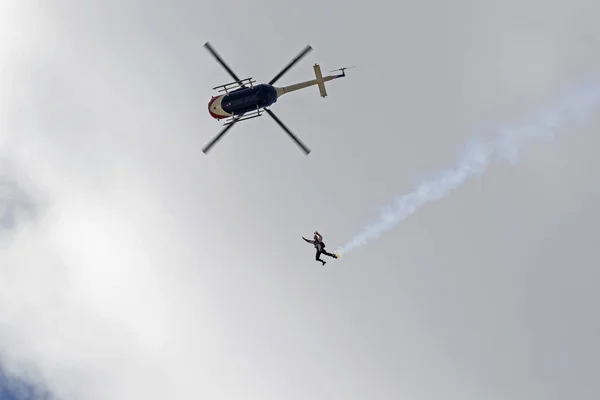 Sky Diver Från Red Bull Demonstration Team Utför Los Angeles — Stockfoto