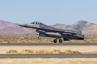 Uçak F-16 Falcon jet uçağı iniş. 24,2018 - Los Angeles, Kaliforniya, ABD Mart. F-16 Şahin 2018 Los Angeles Air Show uçan. 2018 Los Angeles Air Show özellikleri askeri ve sivil uçan performansları halk için.