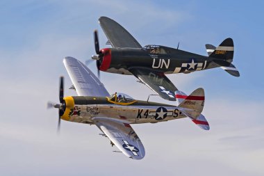 Uçak WWII P-47 Thunderbolt uçak Havacılık Fuarında uçan. Chino, Kaliforniya, ABD - 5,2018 olabilir. Şöhret Airshow uçaklar vintage uçak nadir görülen İkinci Dünya Savaşı savaş kuşları ve test aşamasındaki uçaklar dahil olmak üzere özellikleri.
