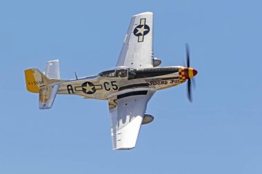 Uçak WWII P-51 Mustang uçak Havacılık Fuarında uçan. Chino, Kaliforniya, ABD - 5,2018 olabilir. Şöhret Airshow uçaklar vintage uçak nadir görülen İkinci Dünya Savaşı savaş kuşları ve test aşamasındaki uçaklar dahil olmak üzere özellikleri.