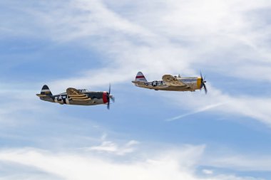 Uçak WWII P-47 Thunderbolt uçak Havacılık Fuarında uçan. Chino, Kaliforniya, ABD - 5,2018 olabilir. Şöhret Airshow uçaklar vintage uçak nadir görülen İkinci Dünya Savaşı savaş kuşları ve test aşamasındaki uçaklar dahil olmak üzere özellikleri.