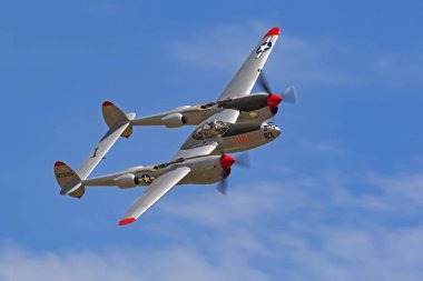Uçak WWII P-38 Lightning uçak Havacılık Fuarında uçan. Chino, Kaliforniya, ABD - 5,2018 olabilir. Şöhret Airshow uçaklar vintage uçak nadir görülen İkinci Dünya Savaşı savaş kuşları ve test aşamasındaki uçaklar dahil olmak üzere özellikleri.