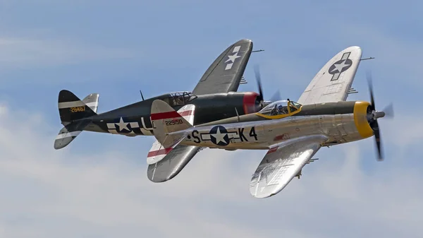 飞机二战 霹雳飞机在航展上飞行 美国加利福尼亚州的奇诺 可52018 著名的飞机 包括罕见的二战鸟类和实验飞机等老式飞机 — 图库照片