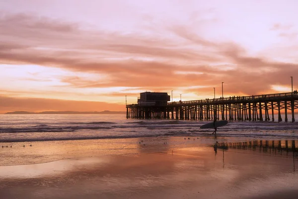 カリフォルニア海岸沿いのビーチ桟橋冬の夕日 — ストック写真