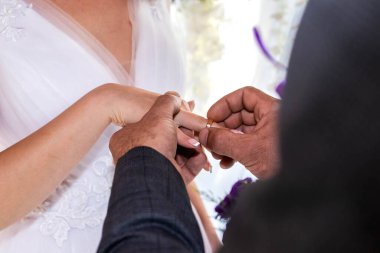 Damat yüzüğü geline takar.