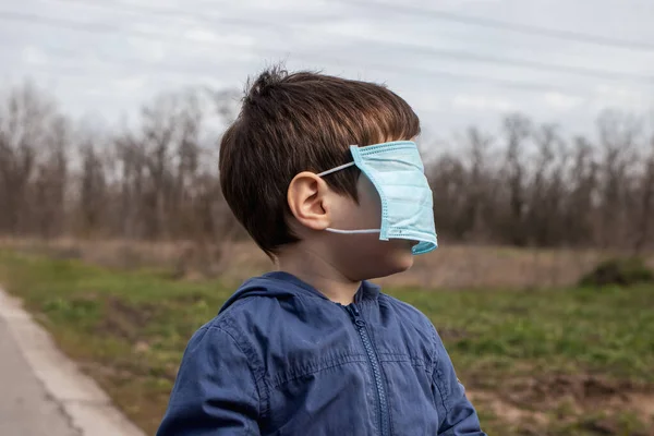 Kind Met Een Medisch Masker Natuur — Stockfoto