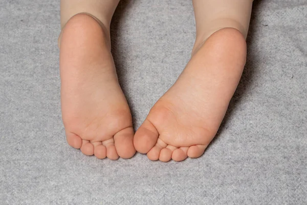 Petites Jambes Bébé Sur Fond Tissu Gris — Photo