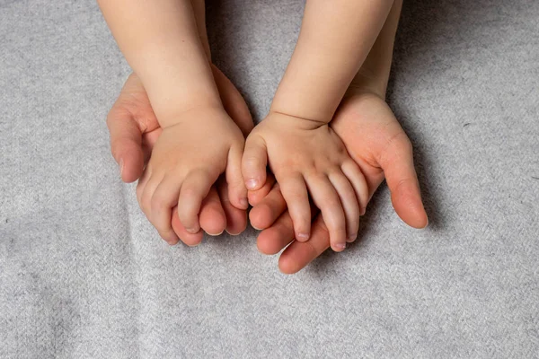 Pequeñas Manos Del Bebé Las Manos Paternas Madre Suave Sobre — Foto de Stock