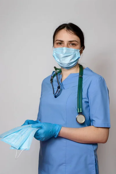 戴口罩和带听诊器的蓝色手套的医生带着口罩 — 图库照片