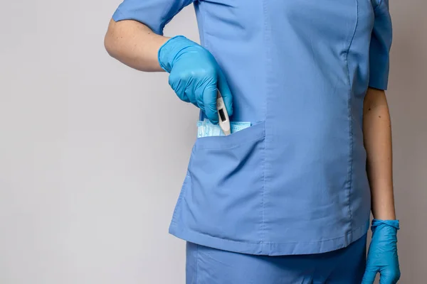 Médico Con Guantes Médicos Azules Toma Termómetro Bolsillo Uniforme — Foto de Stock