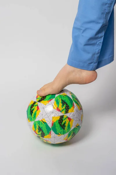 Yeşil Renkli Futbol Topuyla Çıplak Kadın Ayağı — Stok fotoğraf