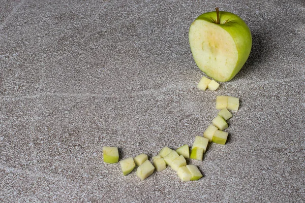 Manzanas Verdes Jugosas Doradas Sobre Fondo Gris Manzanas Picadas —  Fotos de Stock