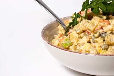 Olivier salatası. Klasik mayonez tarifi. İnanılmaz bir tadı var. Beyaz arka planda Olivier salatası, ev yapımı tarif..