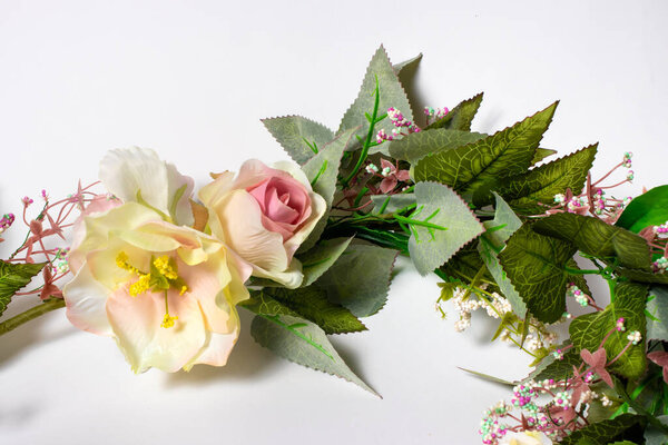 Искусственные цветы на белом фоне. Розовые и желтые розы
.