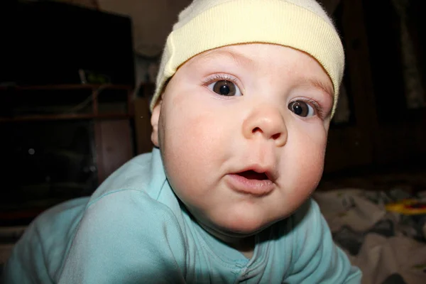 鼻陽気な好奇心旺盛な小さな赤ちゃんでA帽子 — ストック写真