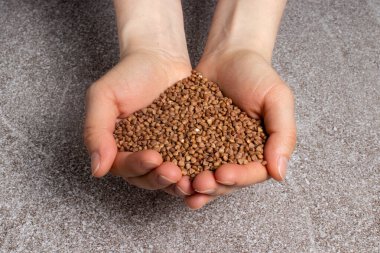 Karabuğday insanın avuçlarında gürlüyor. Bir avuç karabuğday hasat ve doğa armağanıdır..