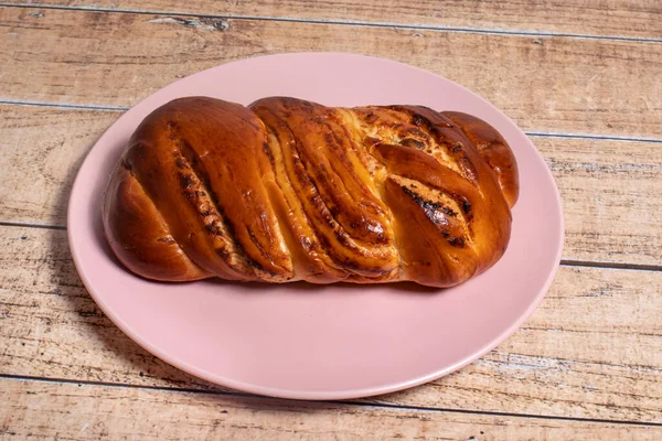 Chutná Voňavá Proutěná Buchta Snídani Chléb Pšeničné Mouky Tvarohovou Náplní — Stock fotografie