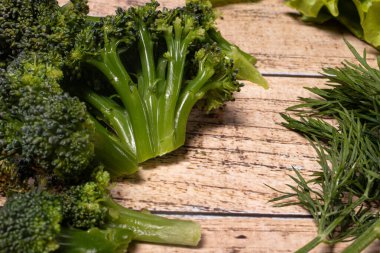 Brokoli kilo verirken. Ketodiyet, glütensiz diyet ve düzgün beslenme. Çiğ gıda diyeti. Taze sebzeler ve bitkiler..