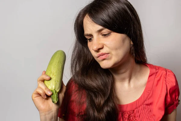 Chica Sostiene Calabacín Mano Frunce Ceño Desagradablemente Ketodiet Dieta Alimentos —  Fotos de Stock