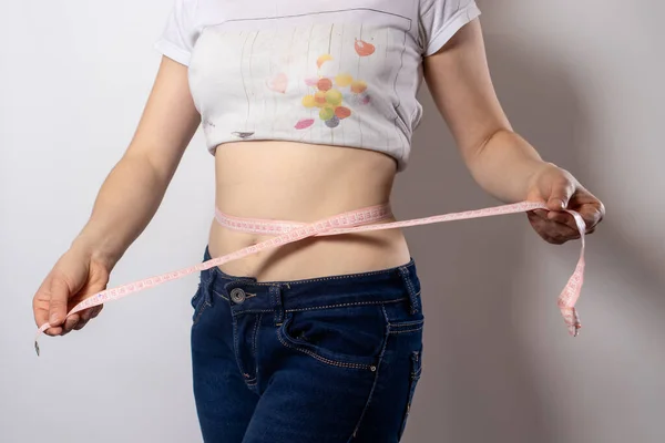 Bel ölçüsü santimetre bant ile. Düzgün beslenmeyle kilo kaybı, keto diyeti. Vücut detoks ve spor evde.