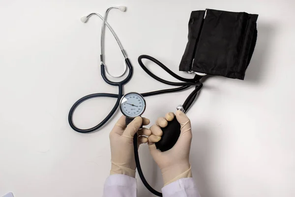 Tonometer在医生手里血压测量 — 图库照片