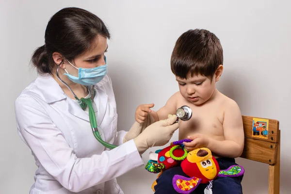 Esame Pediatrico Bambino Con Stetoscopio Ragazzino Pediatra Fonendoscopio Verde Nelle — Foto Stock