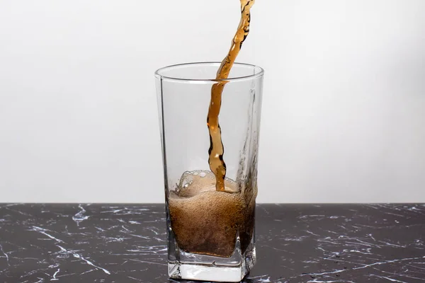 Una Bevanda Dolce Scura Marrone Viene Versata Bicchiere Vetro Schizzi — Foto Stock