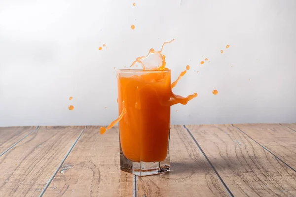 Multifruit Succo Arancia Tropicale Viene Spruzzato Spruzzato Bicchiere Dispersione Una — Foto Stock