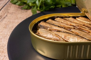 Konserve balık - yağda tütsülenmiş balık. Ringa balıklarından, lahanalardan ve diğer küçük balıklardan koru.