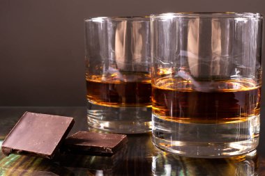 Bardakta viski ve siyah çikolata. Güçlü elit alkol ve atıştırmalık.