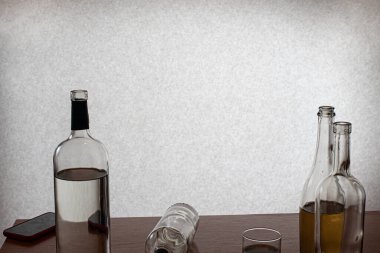 Boş votka şişeleri. Alkolizm sosyal bir sorundur. Depresyon, alkol yoksunluğu ve bağımlılık.
