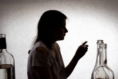 Alkollü kadın. Kadın alkolizmi, depresyon ve sayıklama. Alkol bağımlılığı.