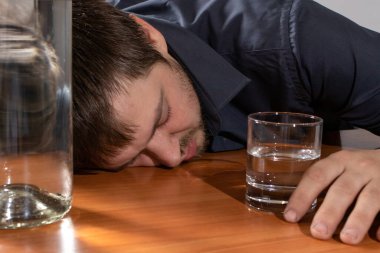 Adam alkolle yatıyor. Alkolizm, depresyon ve sayıklama. Alkol bağımlılığı.