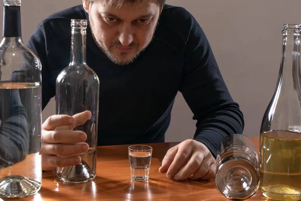 Alkollü bir adam. Alkolizm, depresyon ve sayıklama. Alkol bağımlılığı.