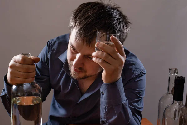 Homem Com Álcool Alcoolismo Depressão Delirium Tremens Dependência Alcoólica — Fotografia de Stock