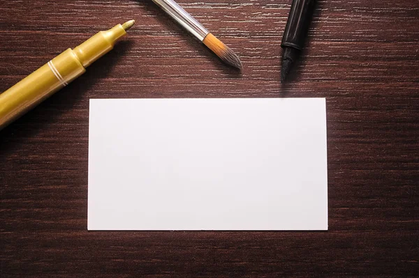 İşletme kartı mockup.Ahşap arka planda iş kartları. Şablon.