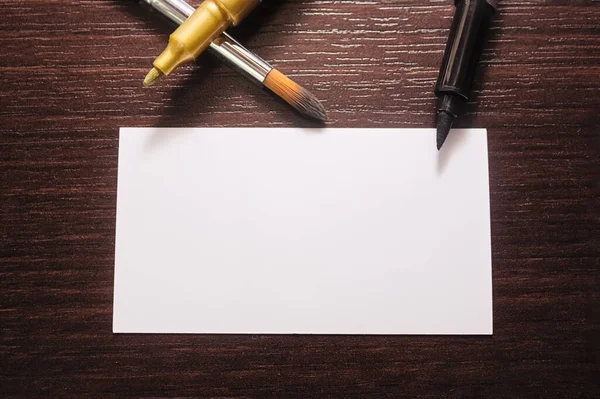 İşletme kartı mockup.Ahşap arka planda iş kartları. Şablon.