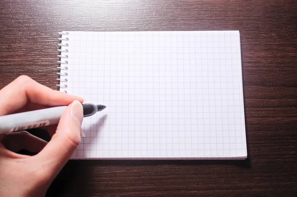 Tasarım ve reklam için temiz beyaz bir defter modeli. İşaretli yay ve ücretsiz kopyalama alanı şablonu ile el yazısını not defterine yaz.