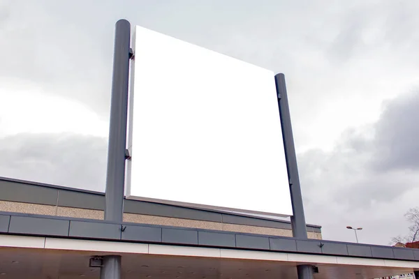 Bina duvarındaki veya ön cephesindeki beyaz boş kare logonun maketi.