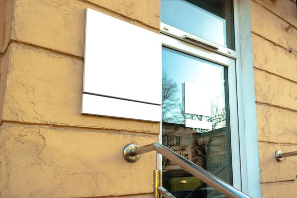 Makieta białego pustego kwadratu wiszące logo znak w ramce na ścianie budynku lub elewacji — Zdjęcie stockowe