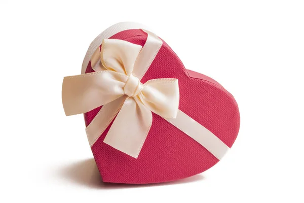 Kalp şeklinde hediye kutusu. Kırmızı saten kurdeleli.