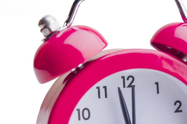 Beyaz arkaplanda kırmızı alarm saati izole edildi