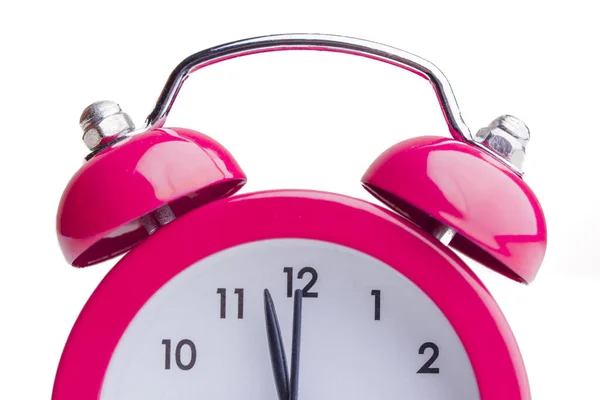 Beyaz arkaplanda kırmızı alarm saati izole edildi