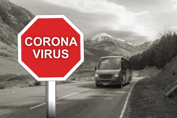 Otobüste turistler ve göçmenlerle yolda Corona virüsü uyarısı