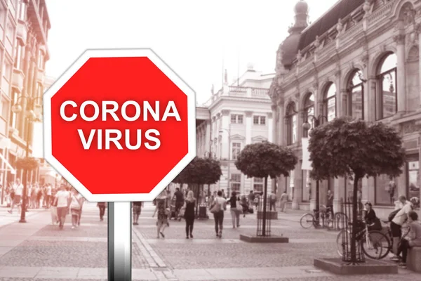 Şehirde turistler ve göçmenlerle Corona virüsü uyarısı — Stok fotoğraf