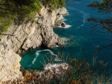 Petrovac Ulusal Pesacka Staza 'sında kayalar var. Körfezin manzarası