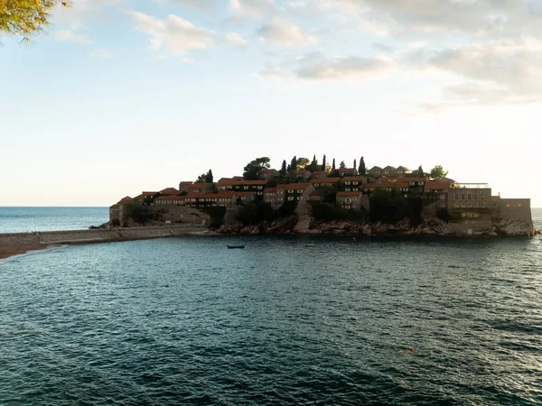 Sahilden Sveti Stefan adasının manzarası